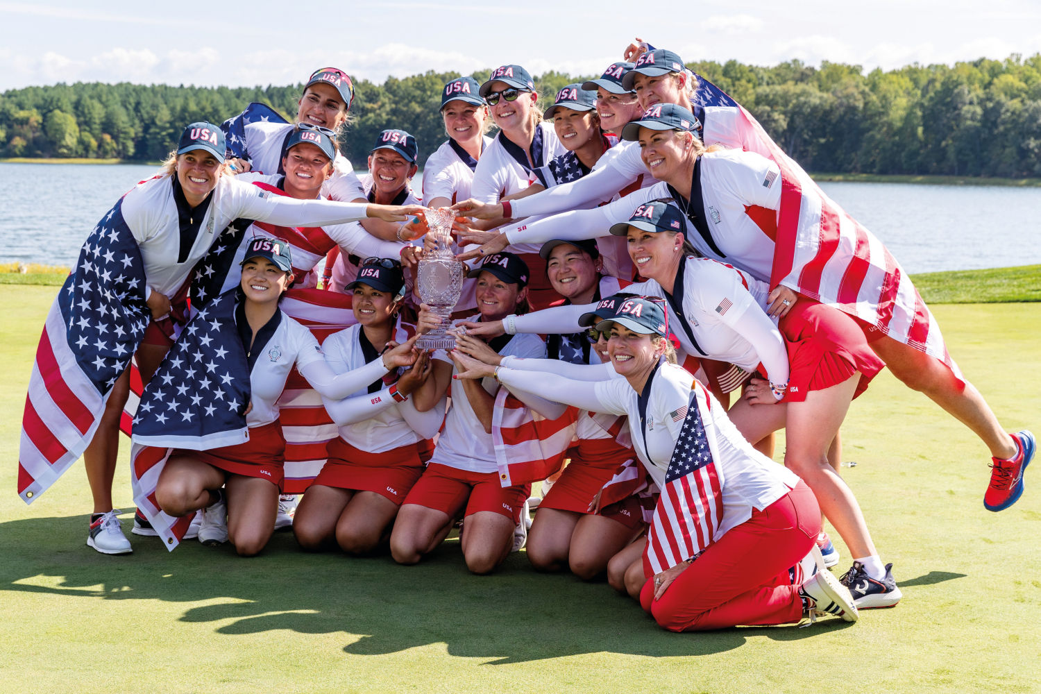 GAINESVILLE,VIRGINIA,USA,15.SEP.24 - GOLF - Solheim Cup 2024, Robert Trent Jones Golf Club. Image shows the rejoicing of team USA. Keywords: trophy. Photo: GEPA pictures/ ZUMA Press/Robert Blakley - ATTENTION - COPYRIGHT FOR AUSTRIAN CLIENTS ONLY